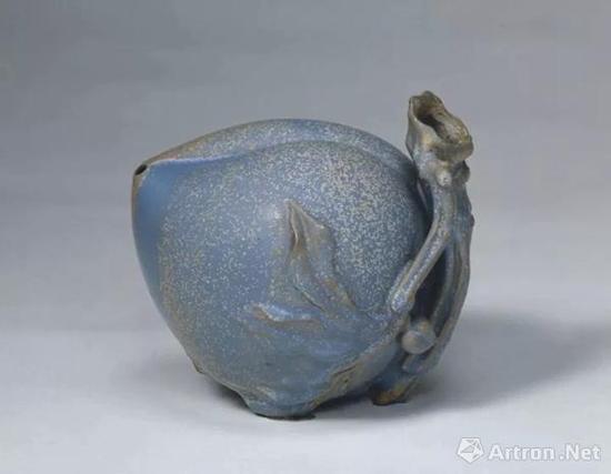 宜興窯桃式水注，明，通高11.9cm,腹徑12cm.