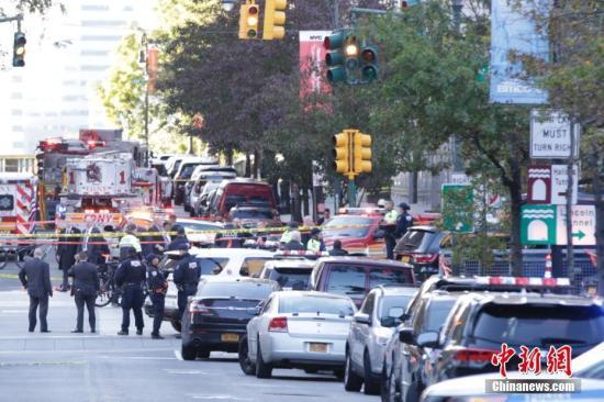 大量警力聚集在紐約曼哈頓西側(cè)快速路卡車撞人恐怖襲擊現(xiàn)場。 中新社記者 廖攀 攝