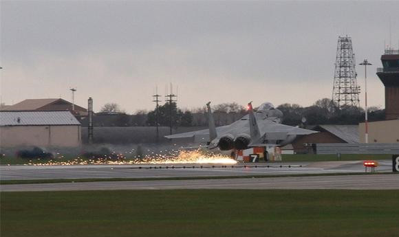 日本自衛(wèi)隊(duì)F-15戰(zhàn)斗機(jī)緊急著陸 因飛行員腿麻了