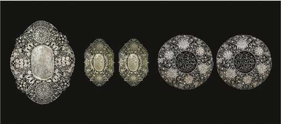 累絲鏤空盤 A Set of Filigree Openwork Plates 民國 大菱形 長：20cm；寬：15.6cm；重：136g 小菱形 長：14.5cm；寬：10cm；重：57g、61g 圓形款 口徑：16.4cm；重：110g、108g