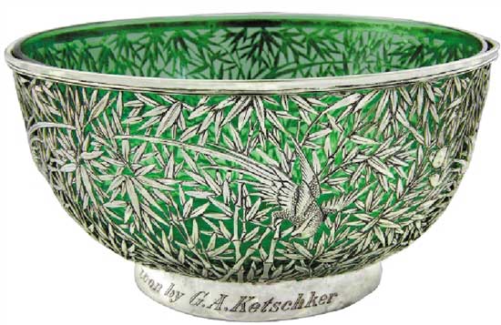 竹葉紋鏤空琉璃大碗   Glass bowl with Openwork Silver Base with Bamboo Leaf Design   晚清 通高：10.6cm；口徑：20.6cm；底徑：11.5cm；銀托重：463g；琉璃重：806g 款識：怡安，WH，90   收藏界素有“貨高一等，價高十倍”的說法，晚清是中國外銷銀器種類最多、數(shù)量最豐富的時期，激烈的競爭使銀匠在工藝和設(shè)計上都下足功夫，創(chuàng)造出各種精品。這件竹葉紋鏤空琉璃大碗鑲邊，弧壁，深腹，圈足，運用鏤空工藝通體鏤雕竹林，在其中還鏤雕一鳥穿梭于林間，碗底鏤空形成錢幣紋樣，寓意財源廣進。此碗工藝固然精湛，但銀匠的創(chuàng)造力更讓人贊嘆，在內(nèi)部配以一綠色琉璃碗，結(jié)合銀碗的竹林造型產(chǎn)生綠影流動、生機盎然之感，令人賞心悅目。巧妙的搭配也使得這件銀碗成為了同種器物中不可多得的精品。