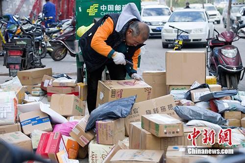 資料圖：11月2日，山西太原，物流工作人員正在分揀快遞。<a target='_blank' href='http://www.chinanews.com/'>中新社</a>記者 張云 攝