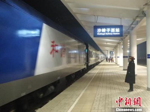 圖為石家莊北—沙嶺子西的Y517次列車駛?cè)霃埣铱谏硯X子西站?！￡惲?攝