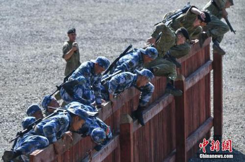 資料圖為中俄雙方海軍陸戰(zhàn)隊(duì)員翻越圍墻障礙。<a target='_blank' href='http://www.chinanews.com/'>中新社</a>記者 任東 攝