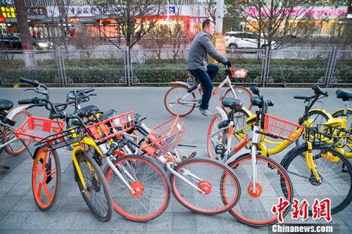 資料圖：山西太原，民眾正在使用共享單車(chē)。<a target='_blank' href='http://www.chinanews.com/'>中新社</a>記者 張?jiān)?攝