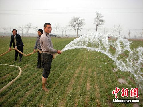 資料圖：農(nóng)民春節(jié)期間在田間澆麥抗旱。