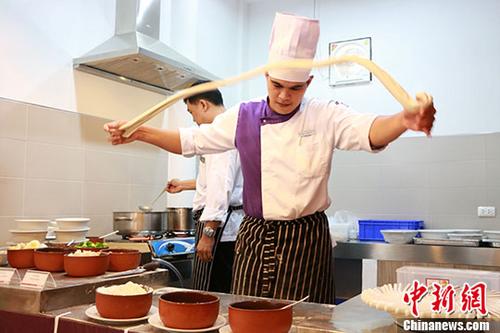 8月21日，由中國駐泰國孔敬總領(lǐng)事館與泰國孔敬大學孔子學院聯(lián)合主辦的“中國廚房”在孔敬孔子學院開幕，首屆“食全食美”中國美食文化節(jié)活動也同時舉行，為中泰文化交流搭建起一個新平臺。 <a target='_blank' href='http://www.chinanews.com/'>中新社</a>記者 胡琳 攝