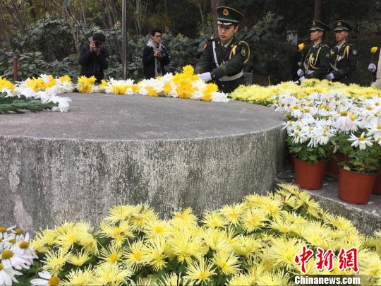 南京北極閣大屠殺叢葬地悼念現(xiàn)場?！≈鞎苑f 攝