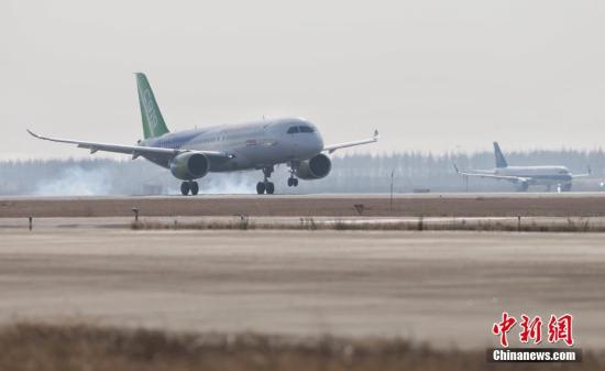 12月17日，上午10時34分，國產(chǎn)大型客機C919-10102架機在上海浦東機場第四跑道首次飛上藍天。 <a target='_blank' href='http://www.chinanews.com/'>中新社</a>記者 殷立勤 攝