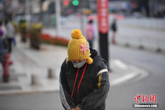 12月16日，寒風(fēng)中的市民。 <a target='_blank' href='http://www.chinanews.com/'>中新社</a>記者 劉冉陽 攝