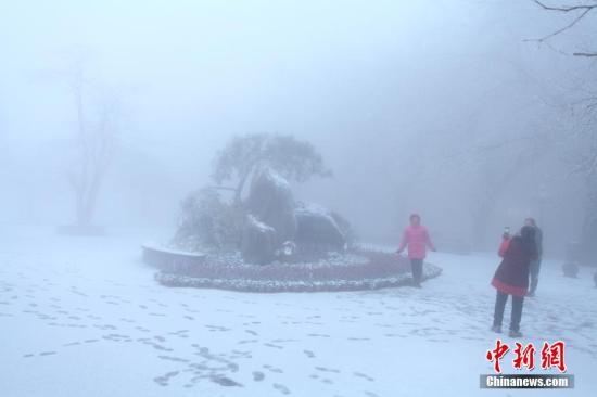 受強(qiáng)冷空氣影響，12月16日清晨，江西廬山風(fēng)景區(qū)降下2017年入冬第一場雪。 吳健 攝