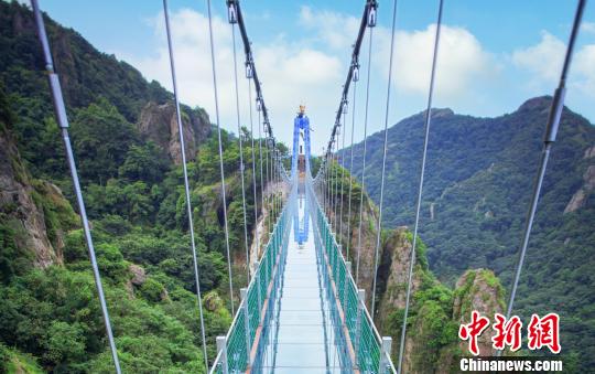 國內(nèi)首座高空特效玻璃橋“飛龍在天”航拍圖。　張婭子 攝