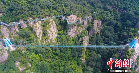 國內(nèi)首座高空特效玻璃橋“飛龍在天”航拍圖。　張婭子 攝