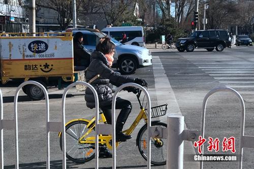 資料圖：越來越多的用戶騎車自帶手套。<a target='_blank' href='http://www.chinanews.com/' >中新網(wǎng)</a> 吳濤 攝