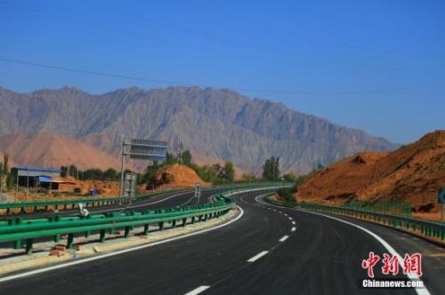 資料圖：青海循隆高速公路建成通車，青海循化撒拉族自治縣結(jié)束了沒有高速公路的歷史。 韓龍 攝