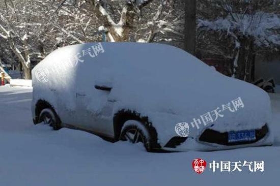 昨天上午，烏魯木齊積雪達36厘米，汽車輪胎被淹沒一半。（圖/葉春雷）