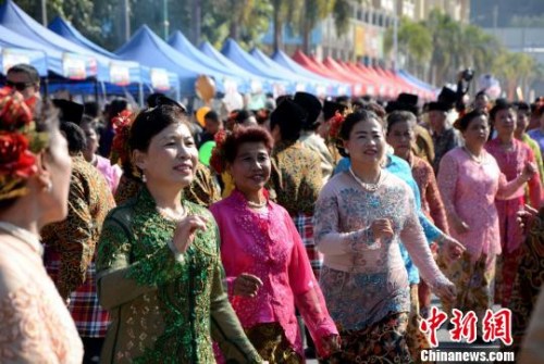 踩街隊伍在美食街上穿行表演，整個活動現(xiàn)場成為歌舞的海洋?！埥鸫āz