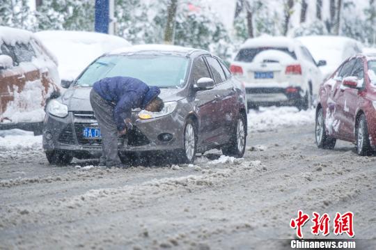 拋錨的車輛。　張婭子 攝