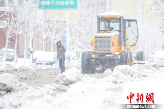 拋錨的鏟雪車?！垕I子 攝