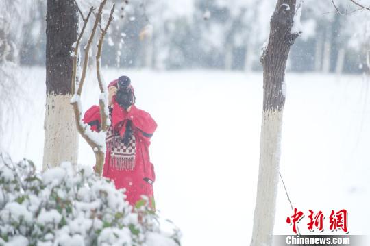 拍攝雪景的攝影愛好者?！垕I子 攝