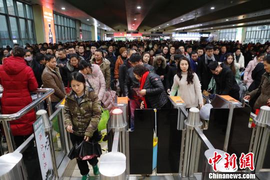 旅客在鐵路上海站檢票上車前往自己的目的地?！∫罅⑶?攝