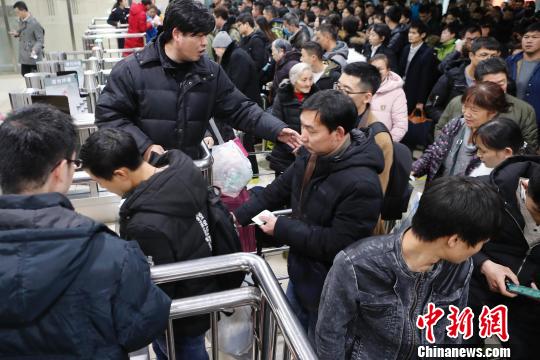 旅客在鐵路上海站檢票上車前往自己的目的地。　殷立勤 攝