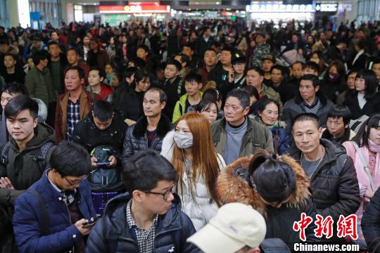 旅客在鐵路上海站檢票上車前往自己的目的地?！∫罅⑶?攝