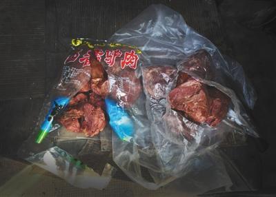 　一名黑作坊老板帶了兩袋“驢肉”給記者看貨，左邊一袋為冷凍馬肉，右邊一袋實為豬肉。