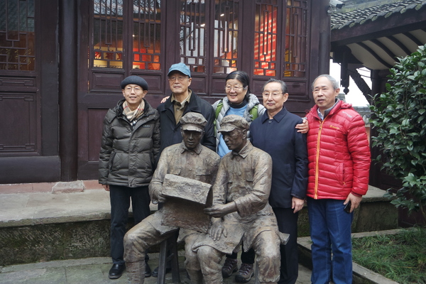 彭雪楓之子彭小楓，張愛萍將軍子女張翔、張小艾，范長江之子范蘇蘇、范小軍等在銅像前合影留念。