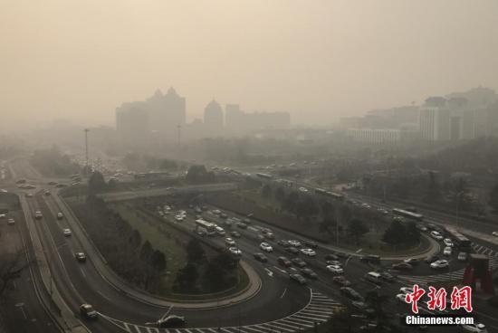 資料圖：霧霾中的北京建國門橋地區(qū)。中新社記者 李慧思 攝