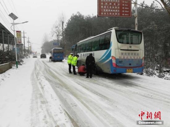 資料圖：湖北宜昌遇強降雪，路政交警“保暢總動員”。 李開明 攝