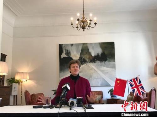 英國首相特雷莎·梅將于本月31日至2月2日開啟第二次訪華之旅。圖為英國駐華大使吳百納29日在北京介紹此訪亮點?！⌒ば?攝