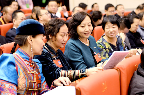 3.會前的短暫時間，女委員們在一起就報告內(nèi)容交流jpg