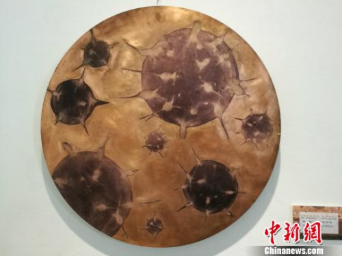 圖為展出的一副畫作。　王何杰 攝