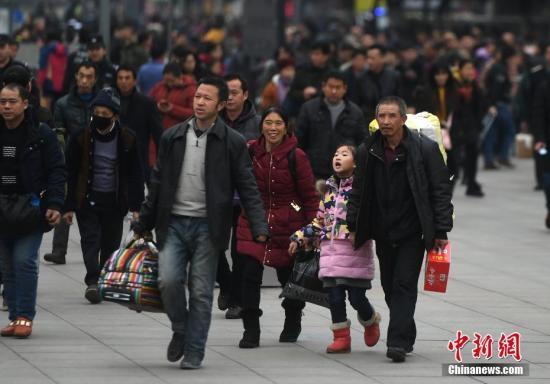 資料圖：春運臨近，重慶火車北站南廣場上大量的旅客踏上返鄉(xiāng)路。陳超 攝