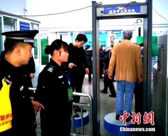 資料圖：太原火車南站派出所民警強化旅客乘車秩序維護。張毅 攝