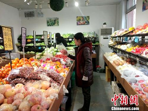 北京居民在購物。<a target='_blank' href='http://www.chinanews.com/' >中新網(wǎng)</a>記者 李金磊 攝