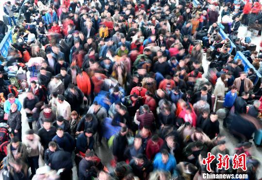 2月9日，福州火車北站旅客在候車廳排隊(duì)等候檢票上車。隨著春節(jié)日漸臨近，福州火車站迎來節(jié)前春運(yùn)客流高峰?！埍?攝