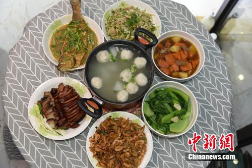 圖為李函儒家的年夜飯。 呂明 攝