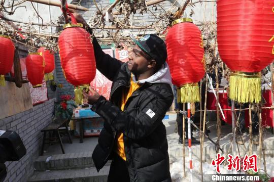 外國人體驗著掛燈籠等中國年俗。 主辦方供圖