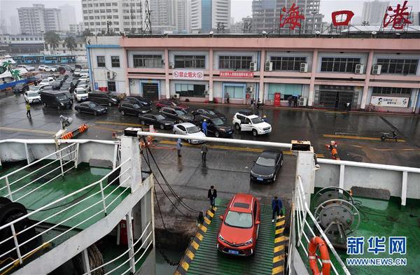 　2月23日，車輛在海口港排隊(duì)登船。