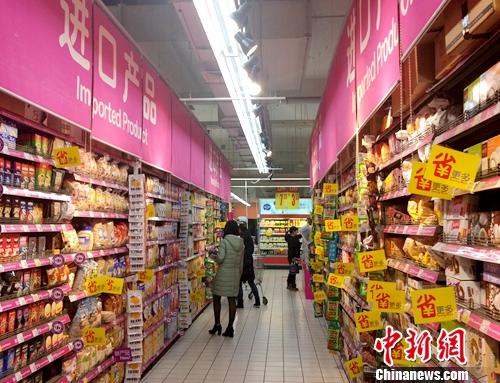 居民在超市里購買進(jìn)口產(chǎn)品。<a target='_blank' href='http://www.chinanews.com/' >中新網(wǎng)</a>記者 李金磊 攝