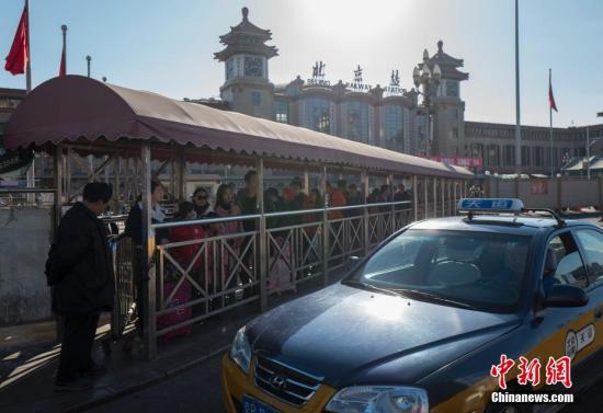 資料圖：北京火車站外的出租車等候處。 <a target='_blank' href='http://www.chinanews.com/'>中新社</a>記者 侯宇 攝