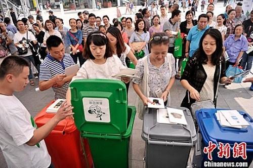 資料圖：圖為市民參與“丟垃圾”游戲，培養(yǎng)垃圾分類意識。鐘欣 攝