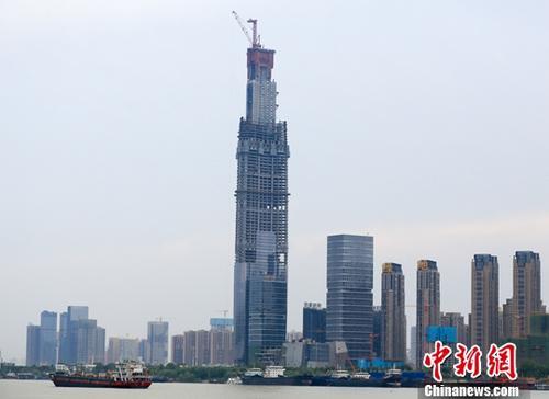 資料圖：正在建設(shè)中的武漢綠地中心。<a target='_blank' href='http://www.chinanews.com/'>中新社</a>記者 張暢 攝