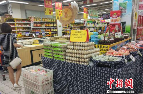 市民在超市里購物。<a target='_blank' href='http://www.chinanews.com/' >中新網(wǎng)</a>記者 李金磊 攝