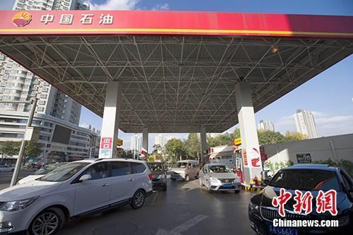 資料圖：車輛正在加油站加油。<a target='_blank' href='http://www.chinanews.com/'>中新社</a>記者 張?jiān)?攝