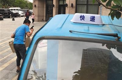  5月5日，北京亦莊，一輛快遞三輪車(chē)上安裝了寫(xiě)有“快遞”字樣的專(zhuān)用燈。新京報(bào)記者 吳江 攝