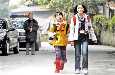 2009年12月，在馮邦武的目送下，兩姐妹高高興興去上學(xué)，她們已在重慶生活了近一年。何熠 攝