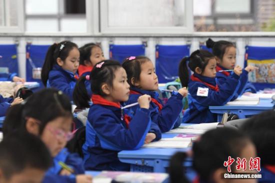 資料圖：小學生們正在課堂內認真聽講。<a target='_blank' href='http://www.chinanews.com/'>中新社</a>記者 王剛 攝